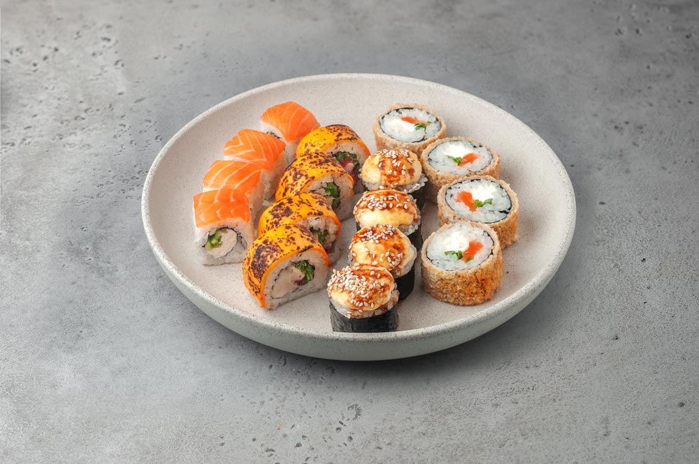 Sushi som ligger på en tallrik